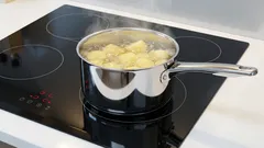 Nevylievajte vodu, v ktorej sa varili zemiaky – ešte vám môže byť užitočná.