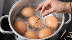 Prečo niektoré gazdinky hádžu spálené zápalky do vody pri varení vajec?