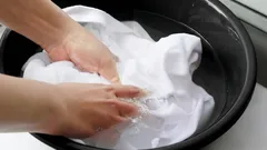 Pridajte 2 polievkové lyžice do vody – a biele veci budú ako nové: zažltnutie a špina zmiznú pri praní