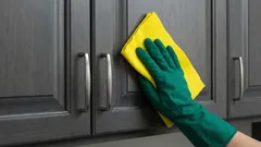 Ako vyčistiť kuchynský čelný panel od mastnoty za 10 minút bez jedlej sódy