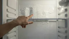 Prečo sa v chladničke tvorí ľad? Ako tomu zabrániť bez zbytočného odmrazovania?