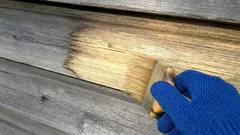 Ako vybieliť stmavnuté drevo bez brúsenia: 2 overené postupy