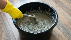 Liať vodu do cementu alebo naopak? Zapamätajte si správny spôsob miešania malty