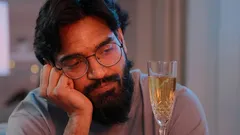 Prečo sa pocit osamelosti počas sviatkov zosilňuje a ako sa s ním vyrovnať: rady psychológa