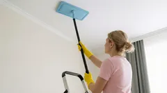 Čím umývať napínací strop, aby ste sa vyhli šmuhám: overená metóda od skúsených gazdiniek