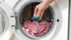 Prečo sa kapsule na pranie nerozpúšťajú v práčke: najčastejšie chyby