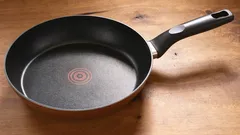 Čistá panvica za 60 minút: Ako odstrániť rokmi usadený pripálený nános bez chémie